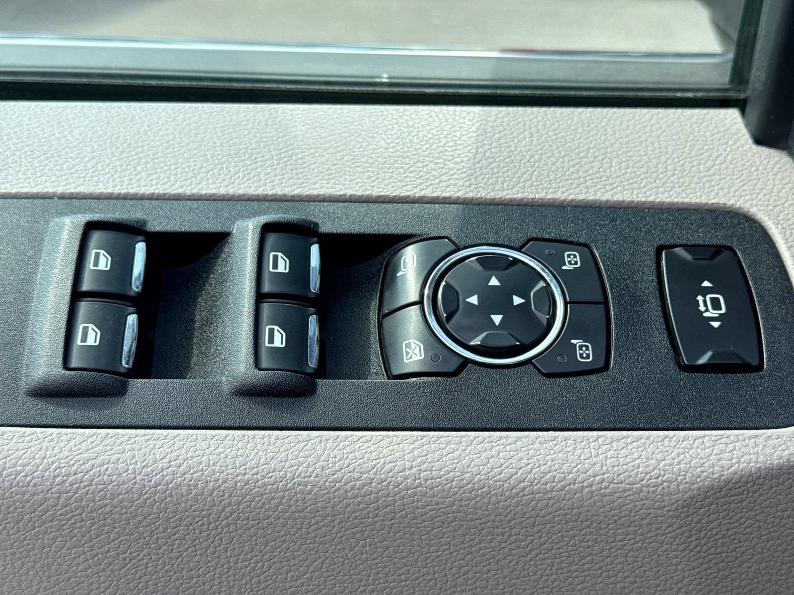 Used 2019 Ford F350 Limited AWD/4WD image 22