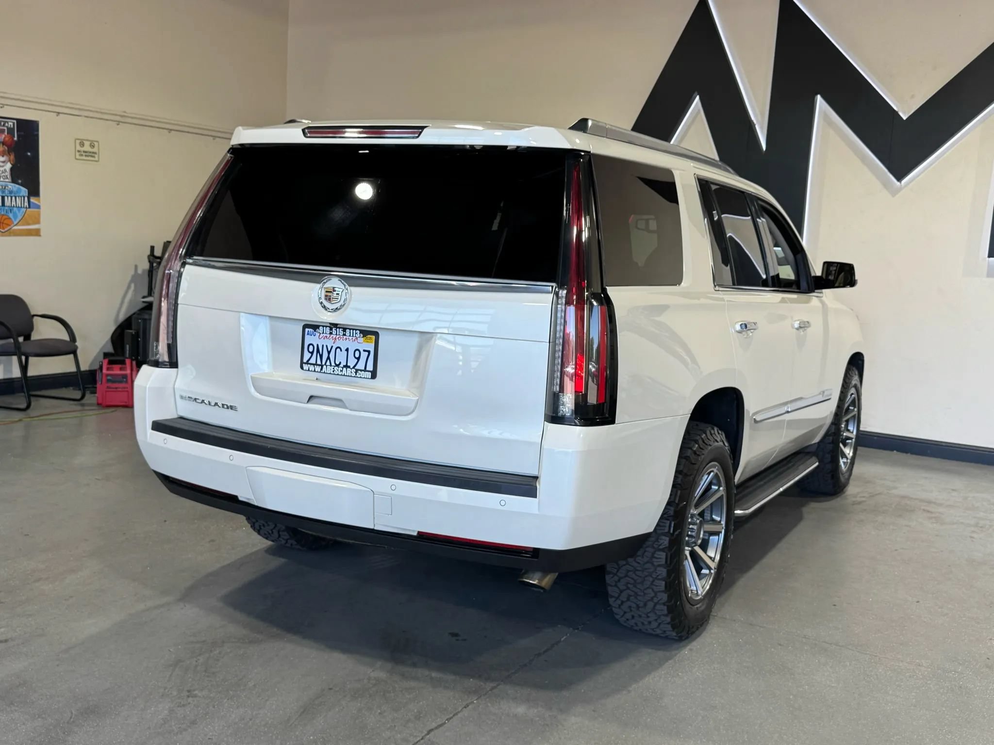 Used 2015 Cadillac Escalade Luxury AWD/4WD image 4