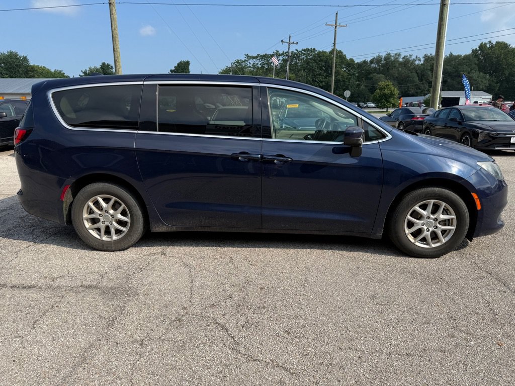 Used 2020 Chrysler Voyager LX FWD image 3