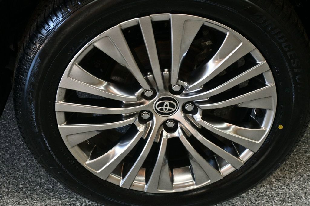 Used 2022 Toyota Venza XLE image 18