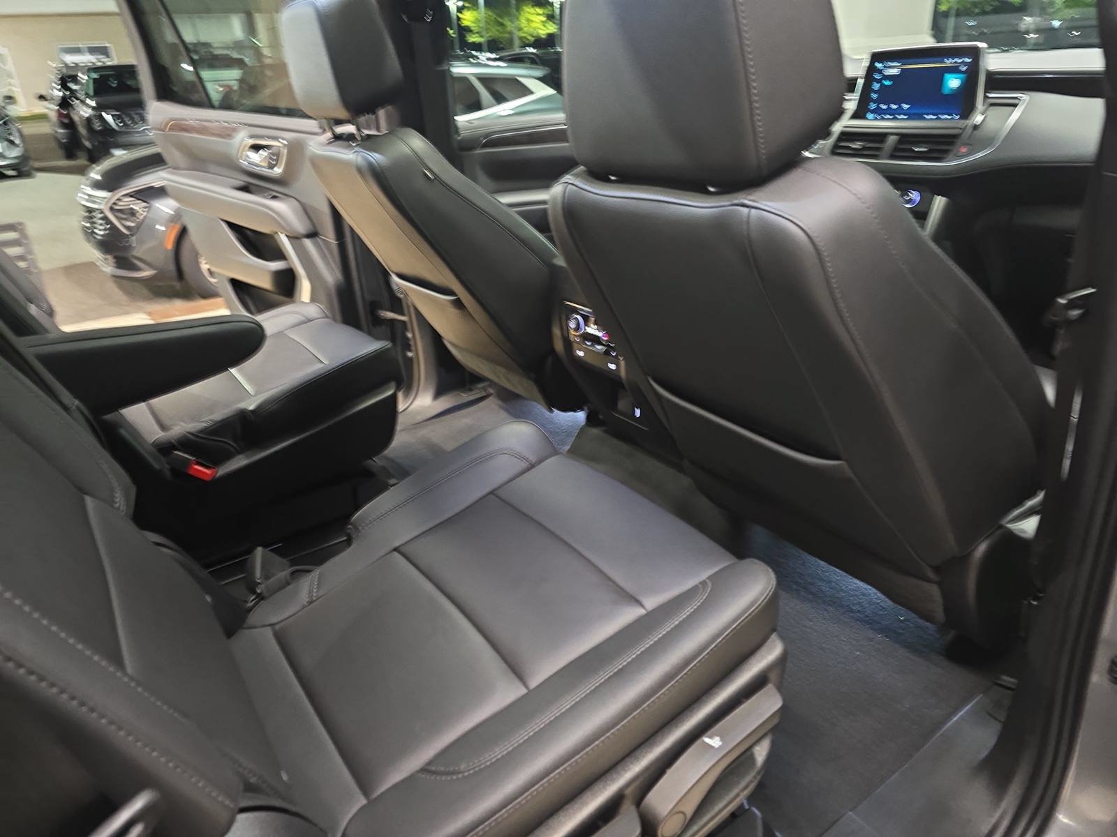 Used 2022 Chevrolet Tahoe LT w/ Luxury Package AWD/4WD image 11