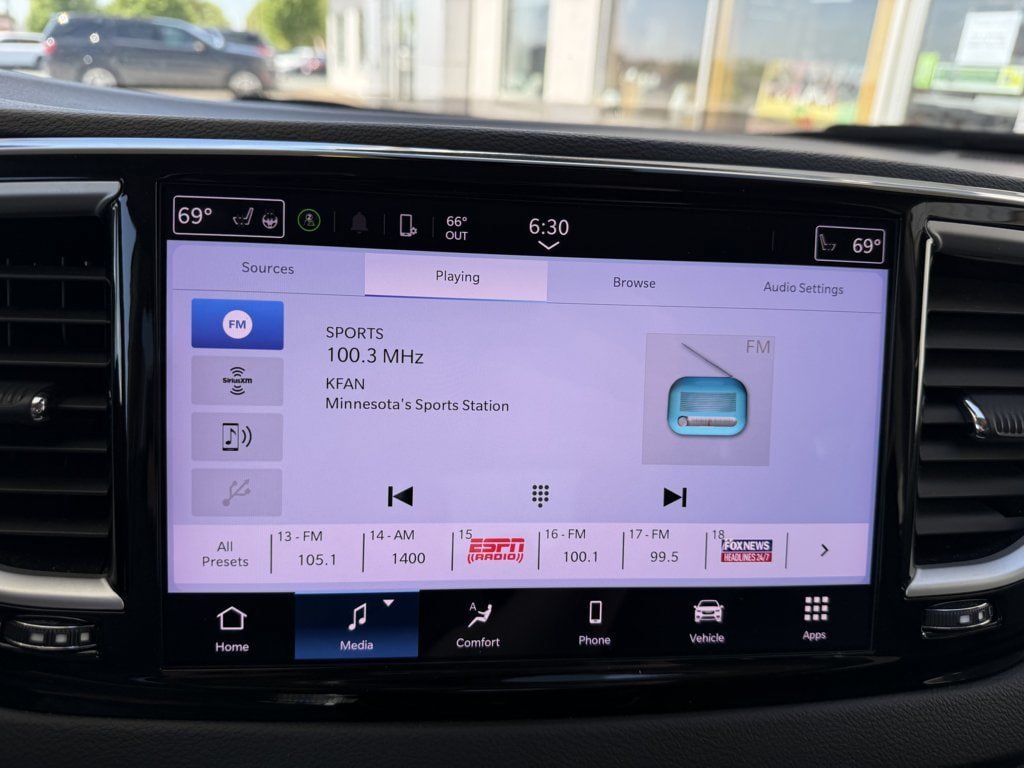 Used 2024 Chrysler Pacifica Touring-L FWD image 27
