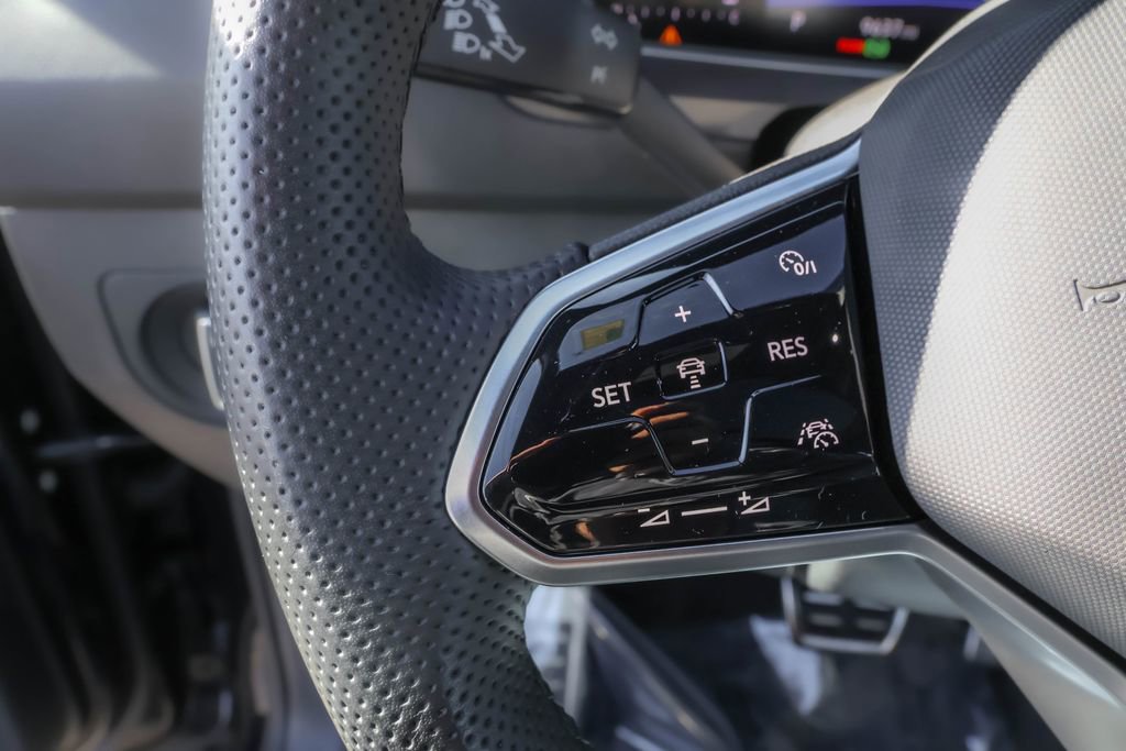 Used 2024 Volkswagen Tiguan SE R-Line image 20