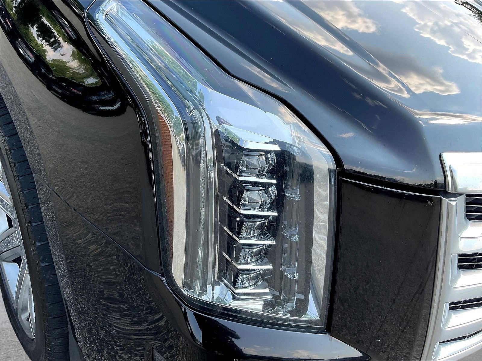 Used 2019 Cadillac Escalade Luxury AWD/4WD image 32