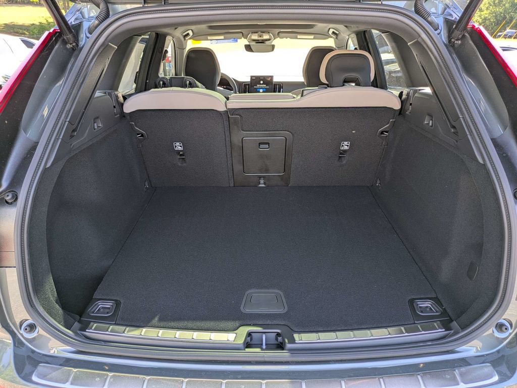 New 2026 Volvo XC60 B5 Plus w/ Protection Package Premier AWD/4WD image 13