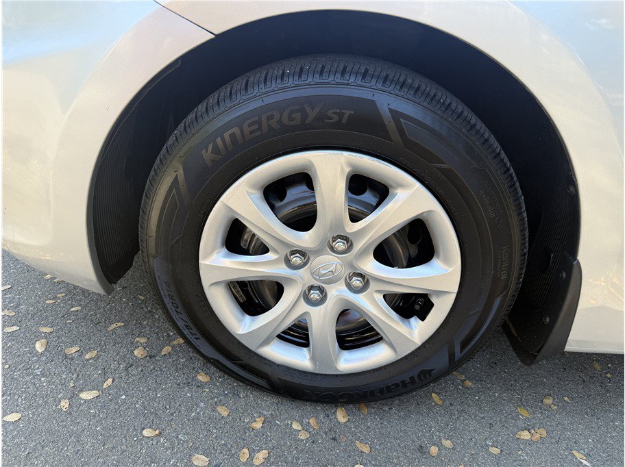Used 2012 Hyundai Accent GLS FWD image 9