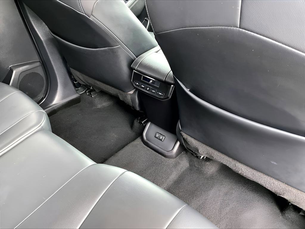 Used 2020 Toyota Highlander XLE image 19