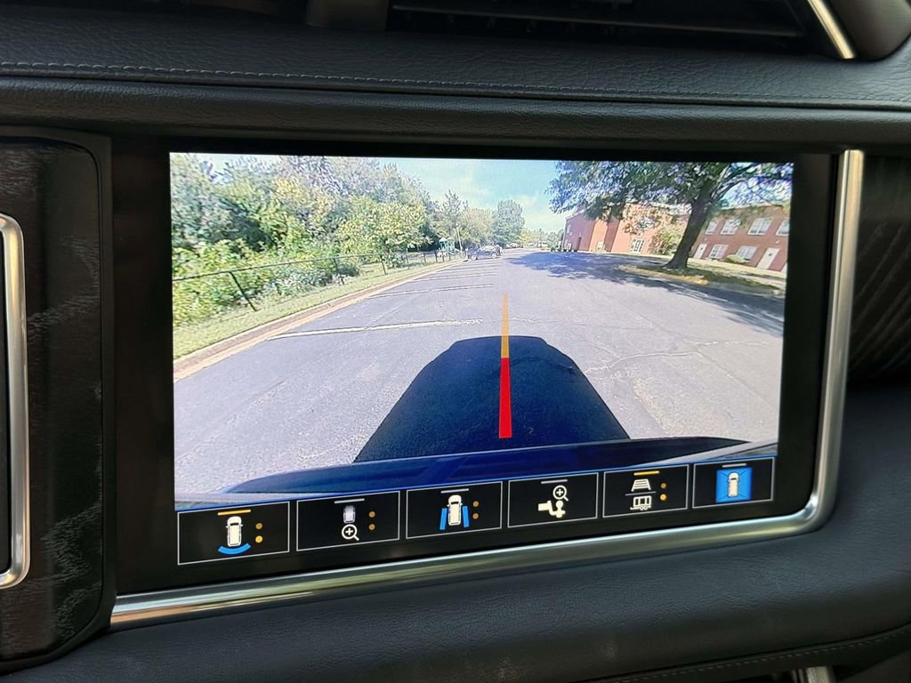 Used 2021 GMC Yukon Denali w/ Denali Premium Package image 11