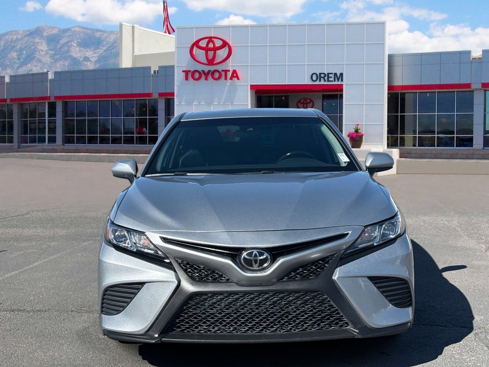 Used 2020 Toyota Camry SE image 2