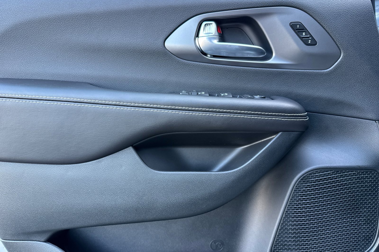 New 2026 Chrysler Pacifica Select w/ S Appearance Package image 10