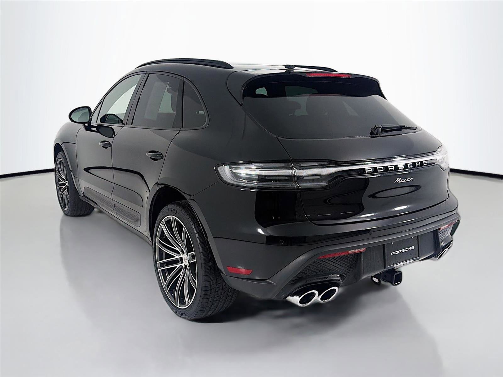 Certified 2023 Porsche Macan AWD/4WD image 3