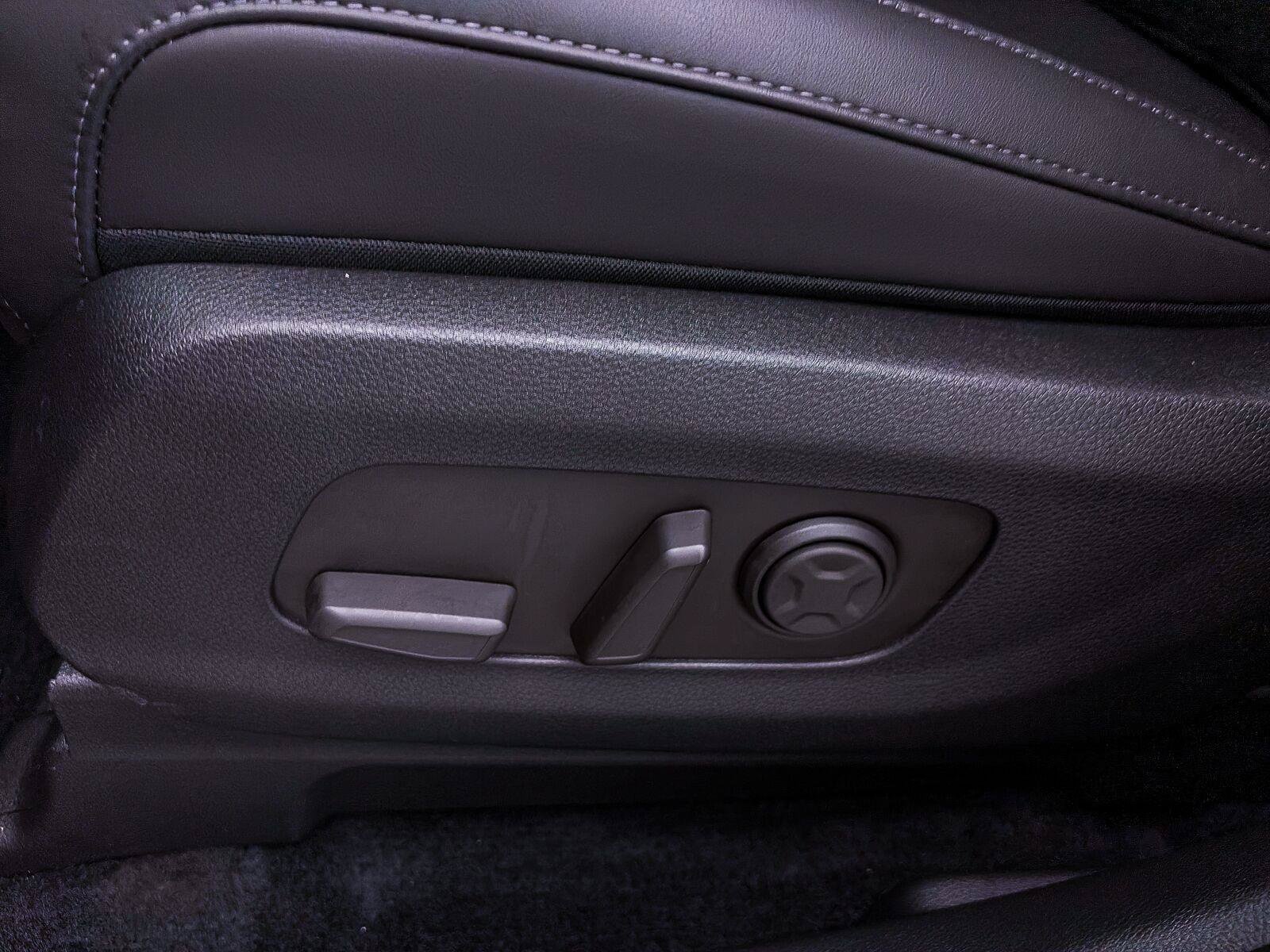 Used 2026 Kia Carnival EX FWD image 19