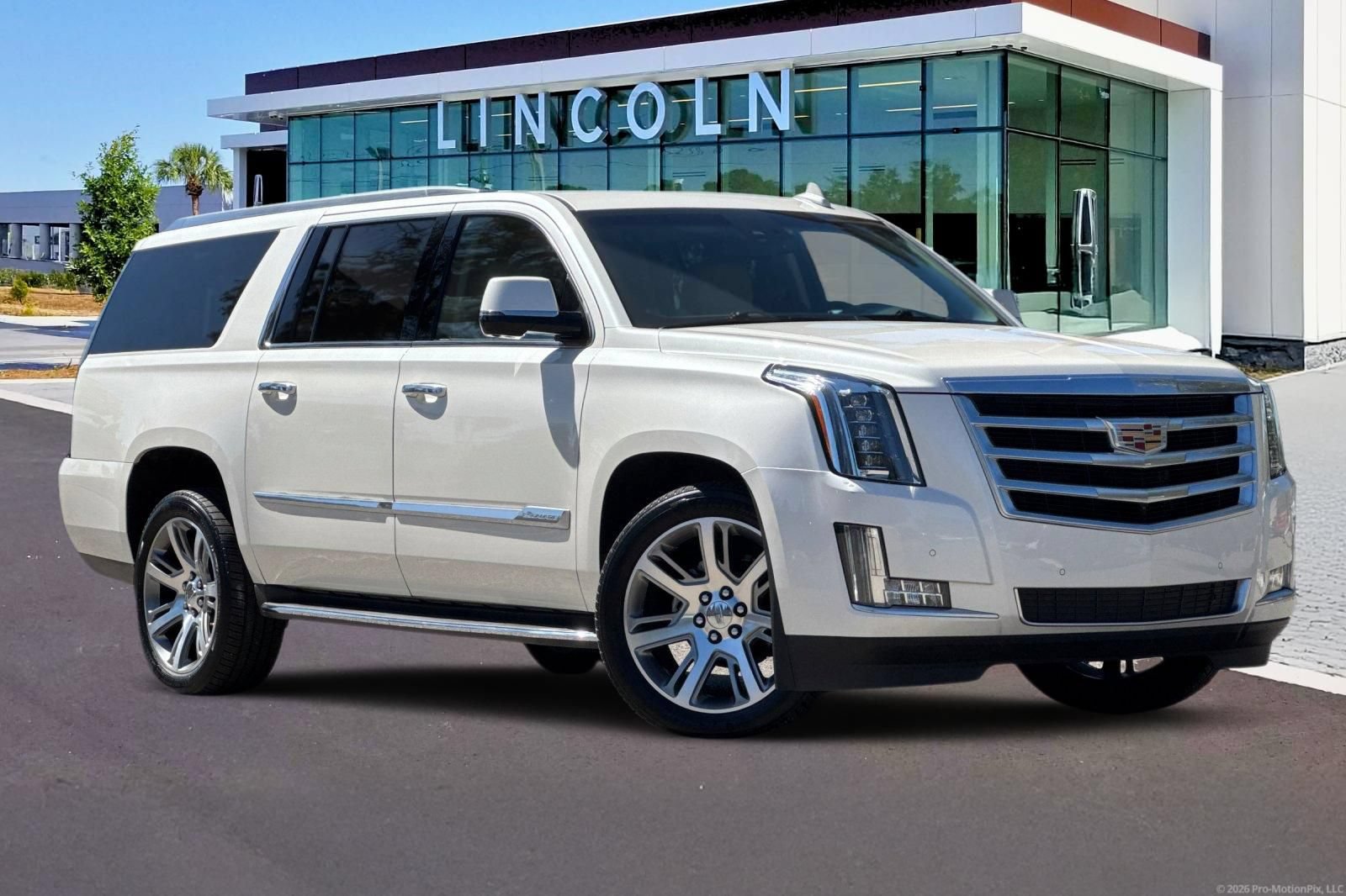 Used 2015 Cadillac Escalade ESV Luxury AWD/4WD image 2