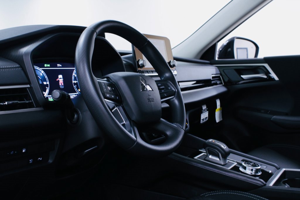 Used 2024 Mitsubishi Outlander ES image 6