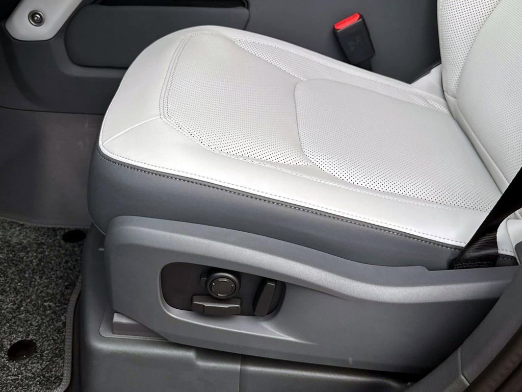 New 2025 Land Rover Defender 110 V8 image 17