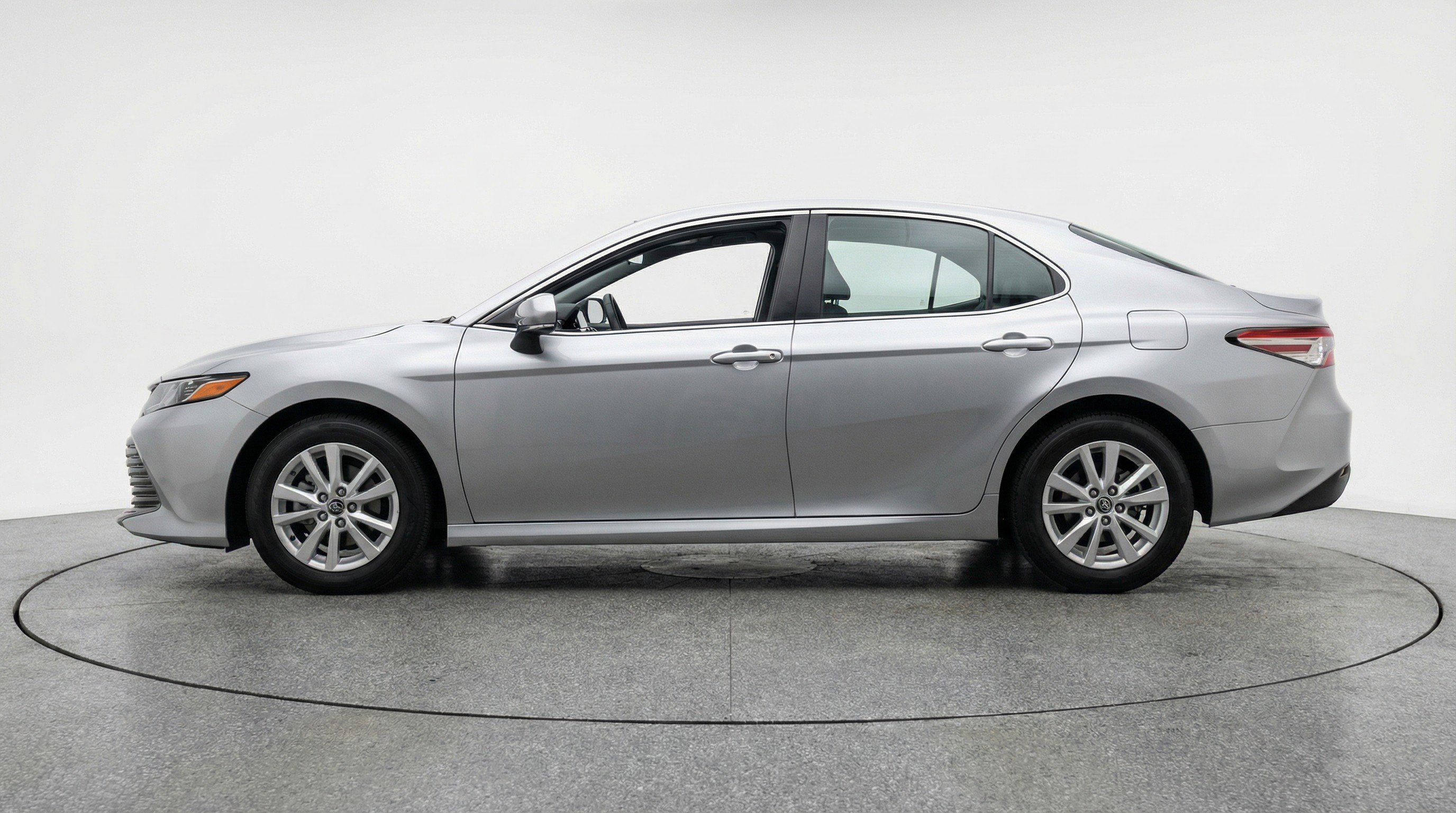 Used 2025 Toyota Camry LE image 5