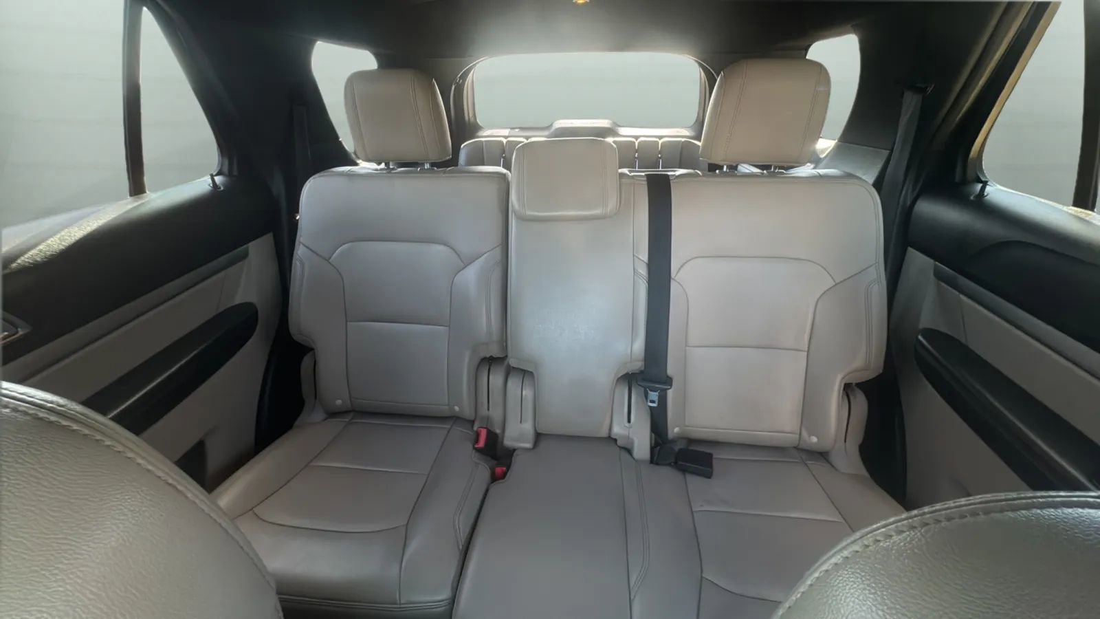 Used 2018 Ford Explorer XLT w/ Equipment Group 202A FWD image 19