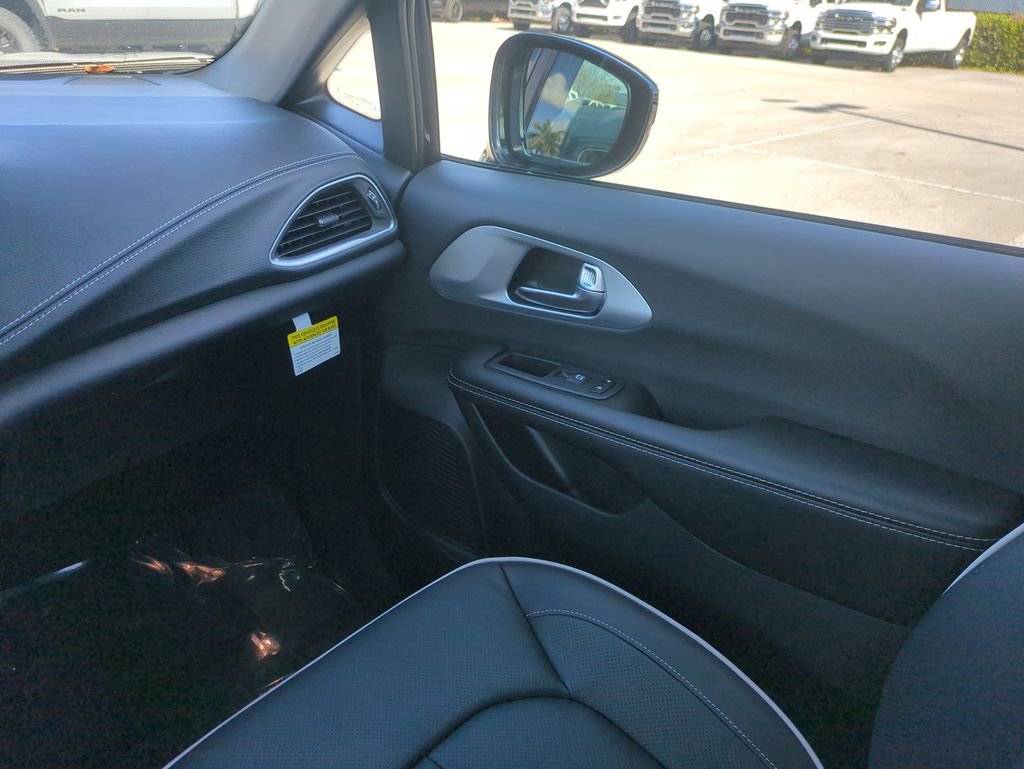 New 2026 Chrysler Pacifica Limited image 18