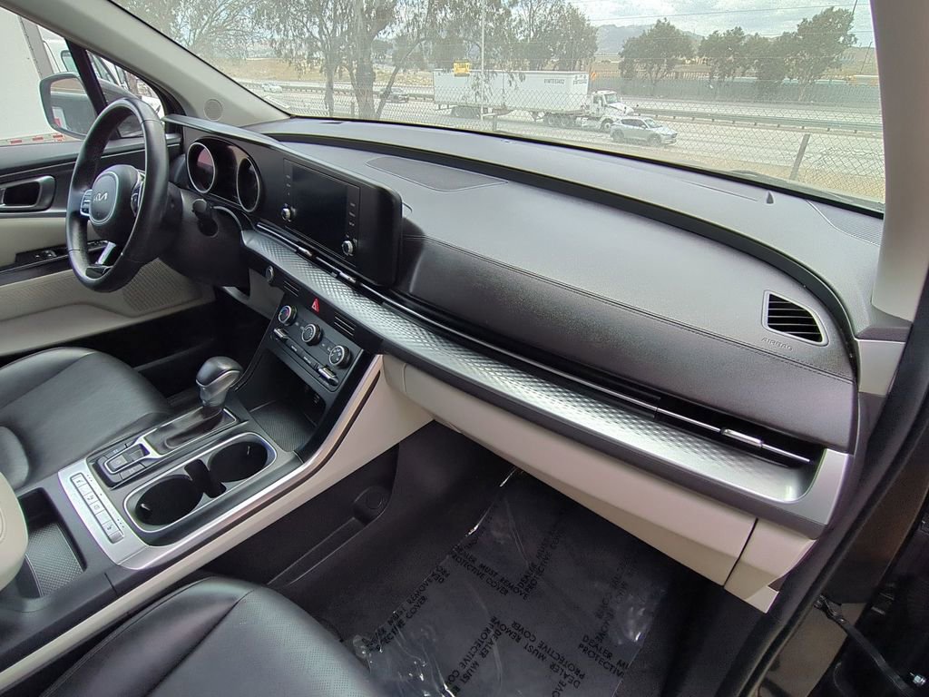 Used 2023 Kia Carnival LX FWD image 30