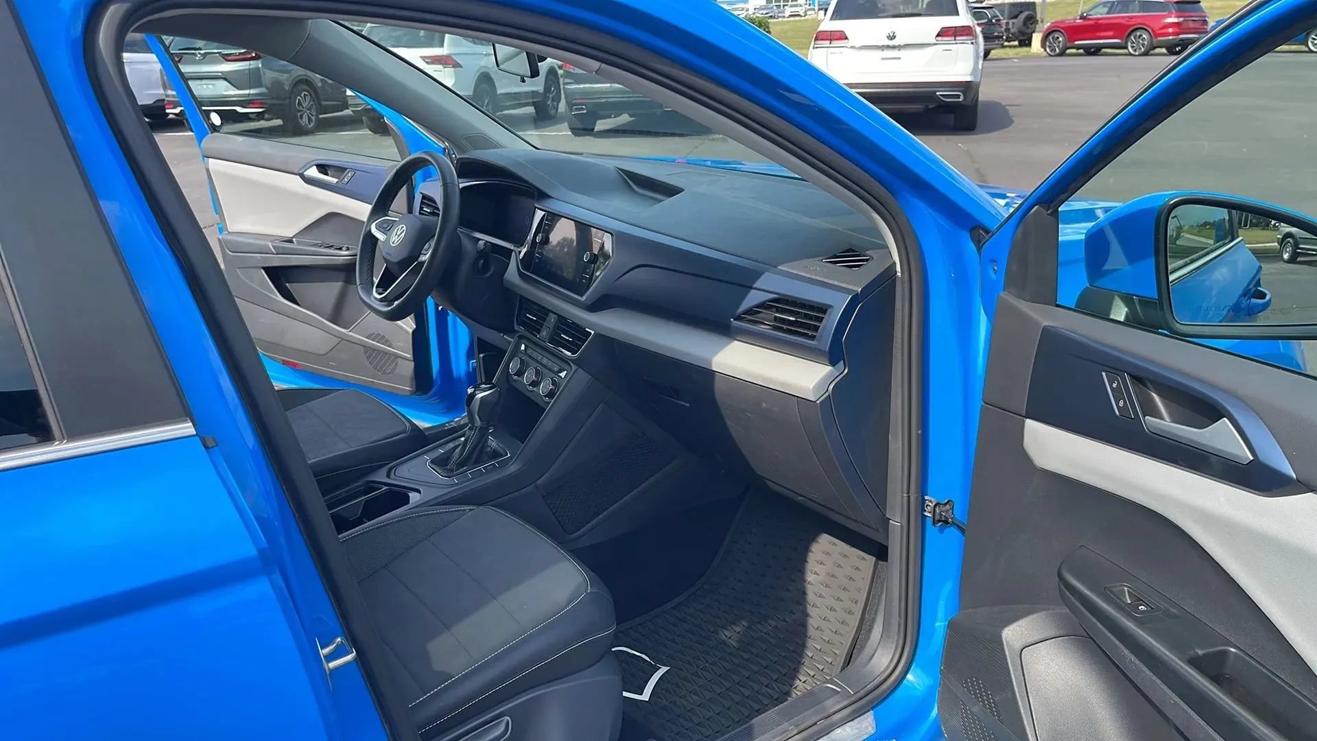 Used 2022 Volkswagen Taos SE w/ Panoramic Sunroof Package FWD image 24