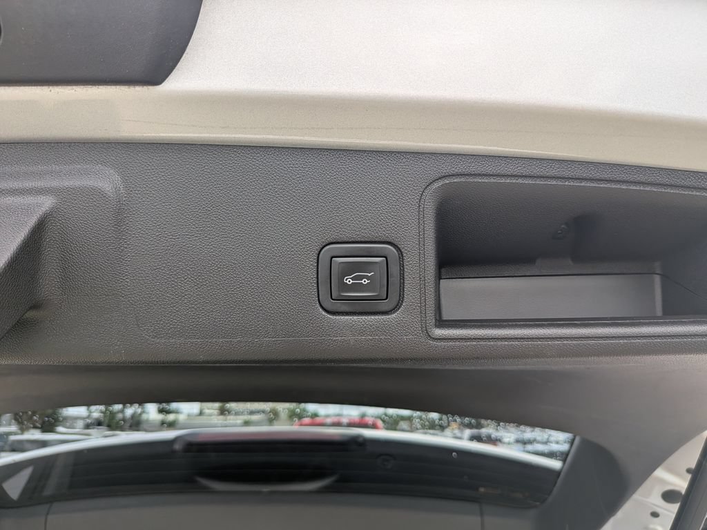 Used 2022 GMC Terrain SLT w/ Infotainment Package II FWD image 13