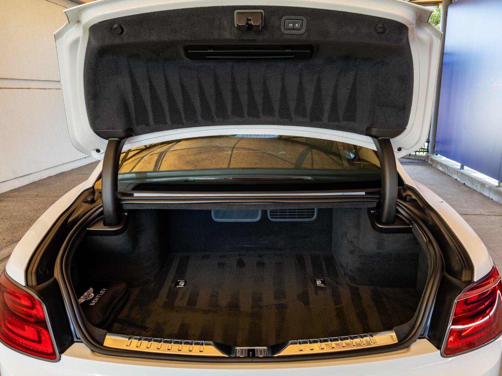 Used 2025 Bentley Flying Spur Plug-In Hybrid AWD/4WD image 32