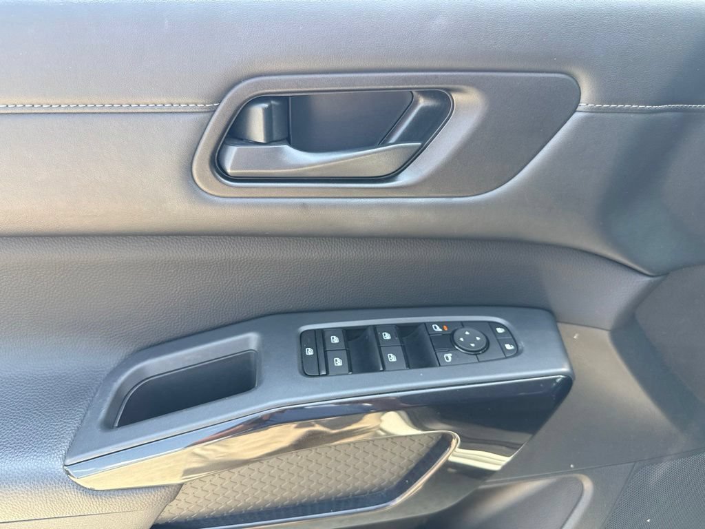 Used 2024 Nissan Pathfinder S FWD image 14