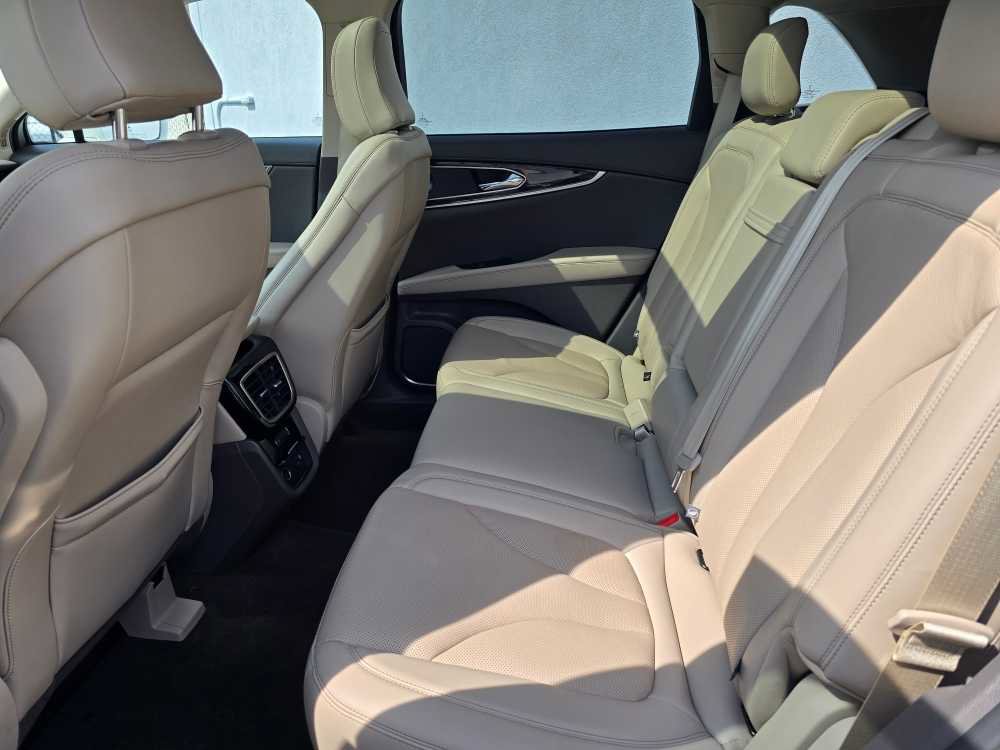 Used 2022 Lincoln Nautilus Reserve w/ Equipment Group 201A image 13