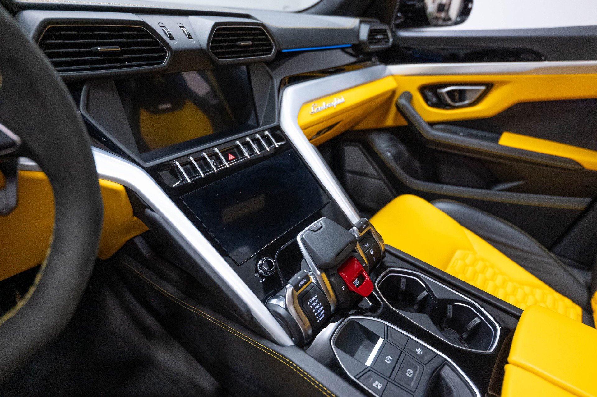 Used 2019 Lamborghini Urus AWD/4WD image 14