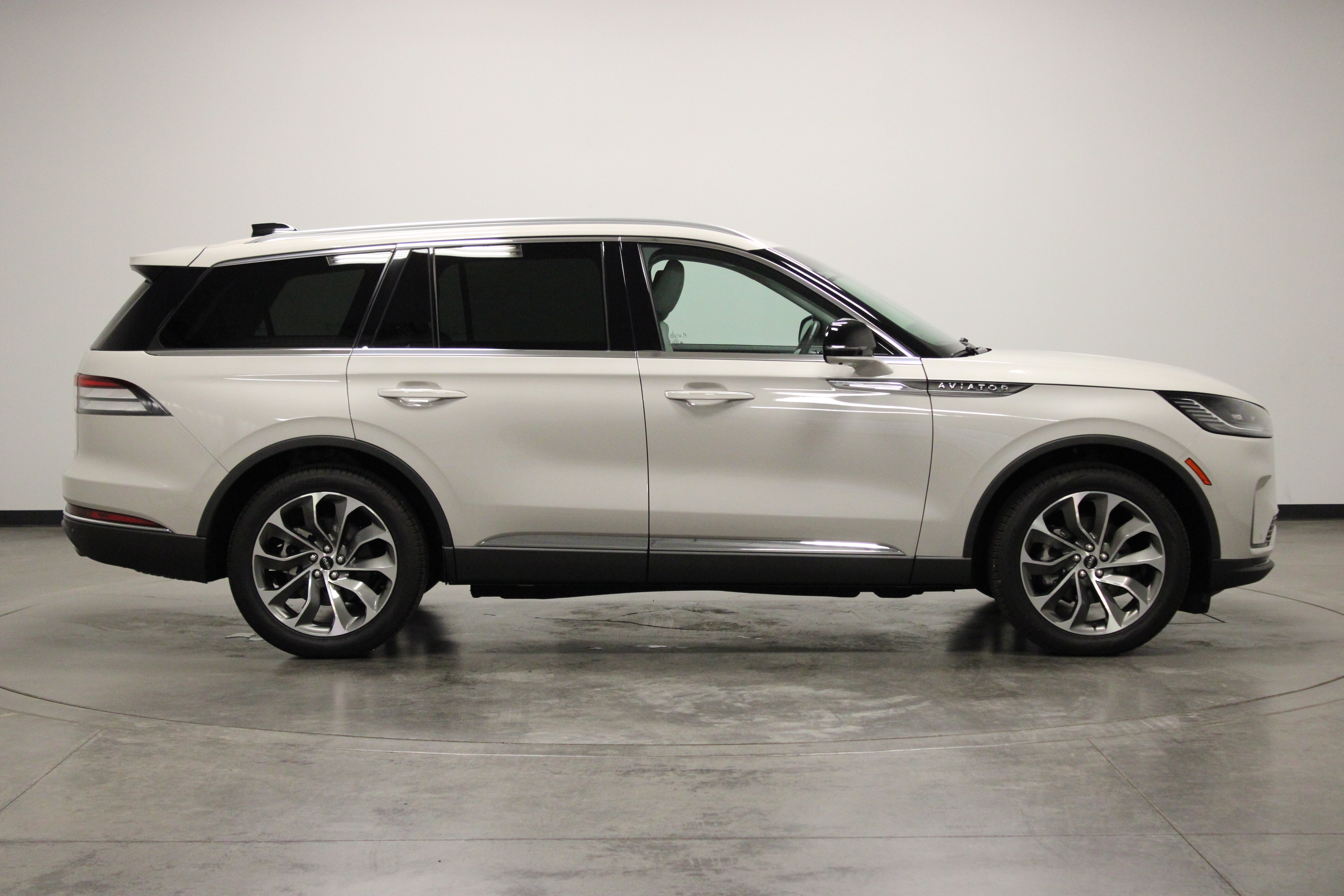 Used 2025 Lincoln Aviator Reserve w/ Illumination Package RWD image 9