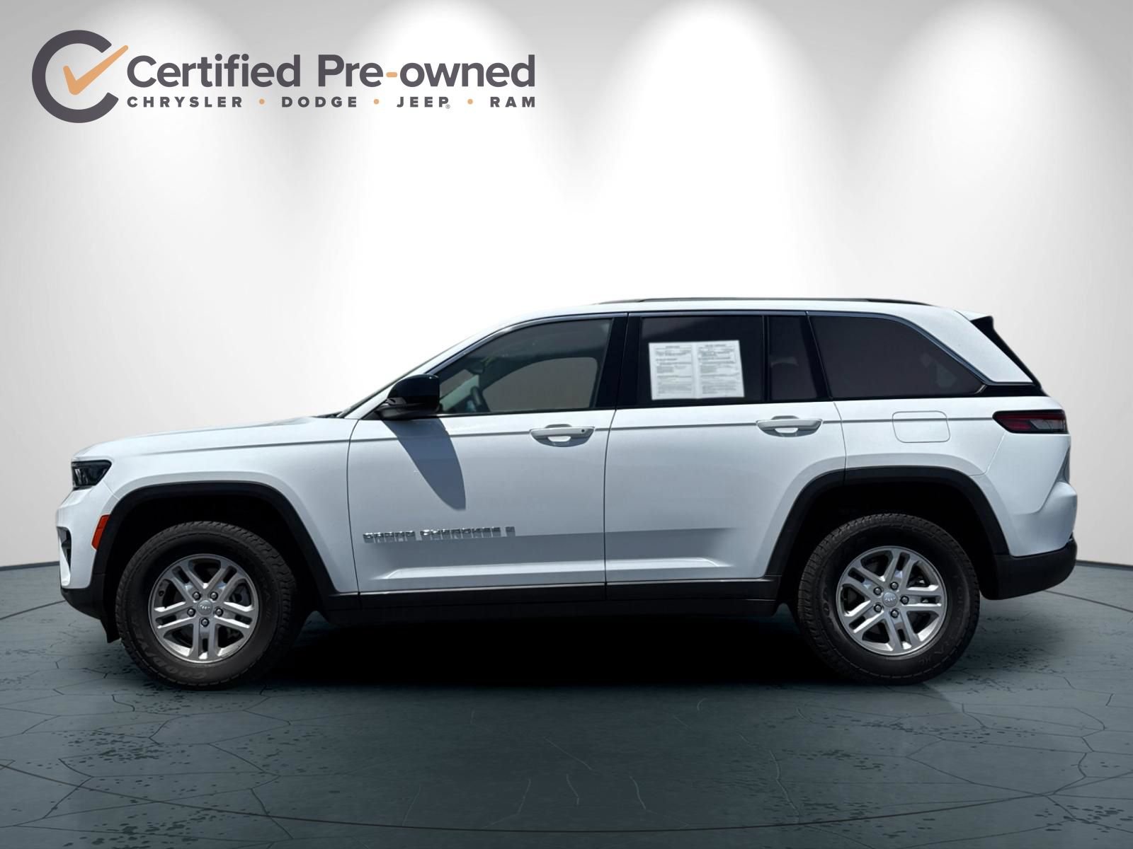 Used 2024 Jeep Grand Cherokee Laredo AWD/4WD image 7