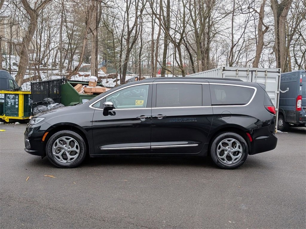 Used 2022 Chrysler Pacifica Limited w/ Uconnect Theater Family Group image 10
