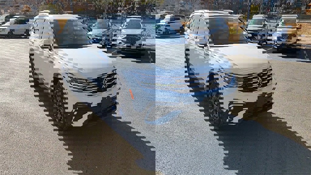 Used 2022 Volkswagen Tiguan SE image 2