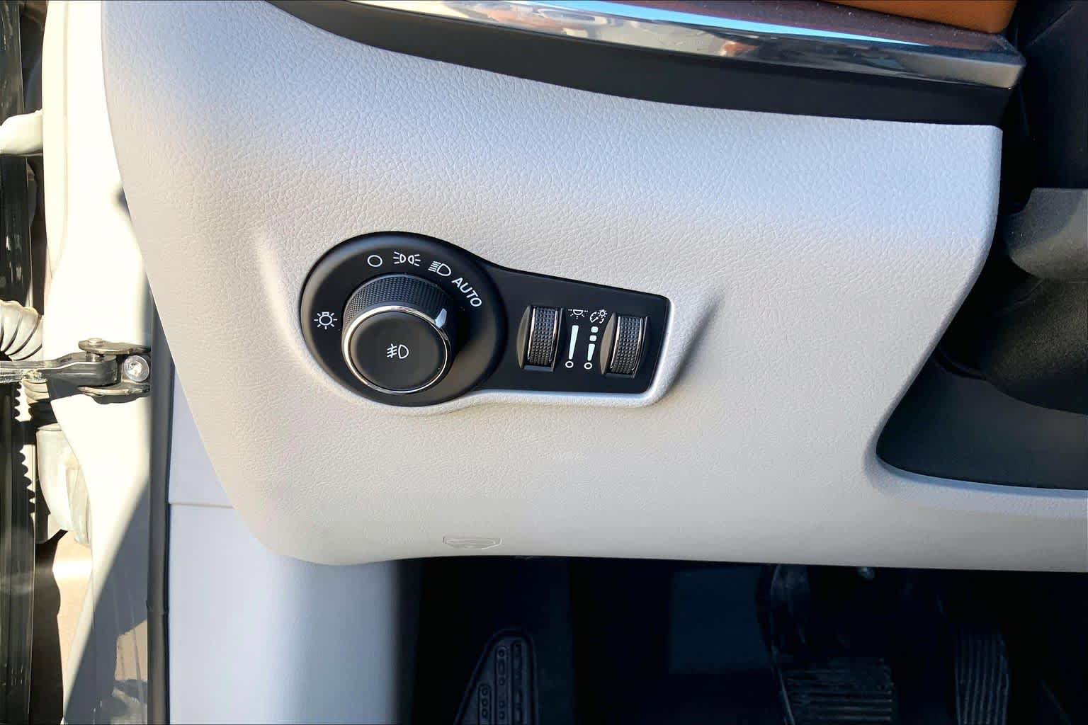 Used 2022 Jeep Compass Limited w/ Elite Group AWD/4WD image 33