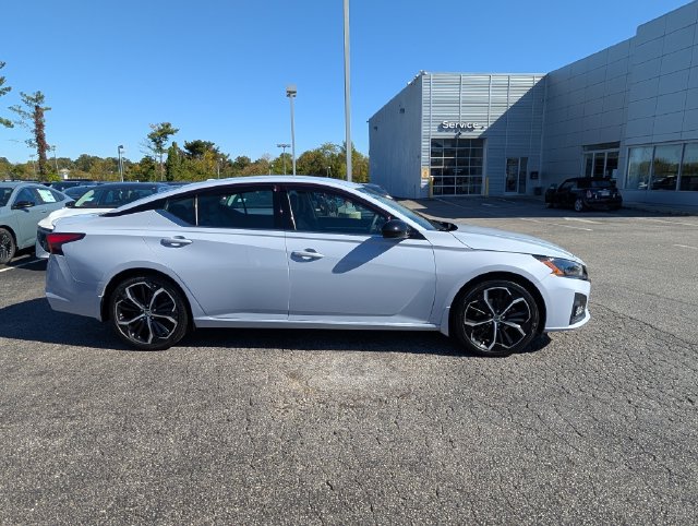 Used 2023 Nissan Altima 2.5 SR FWD image 2