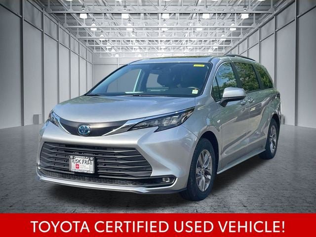 Certified 2025 Toyota Sienna XLE FWD image 4