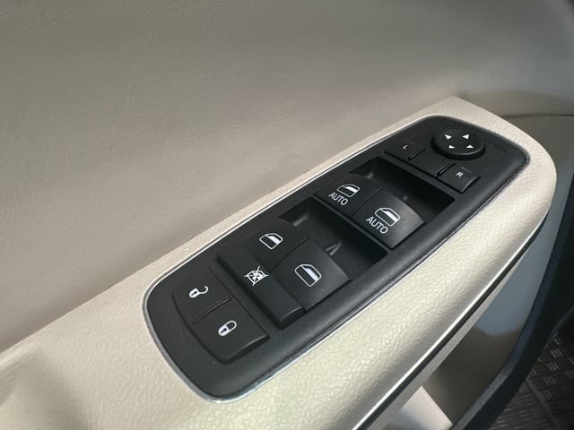 Used 2017 Chrysler 300 Limited AWD/4WD image 11