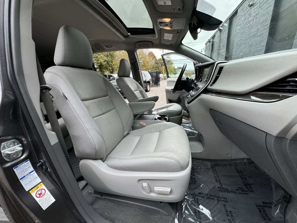 Used 2019 Toyota Sienna XLE image 19