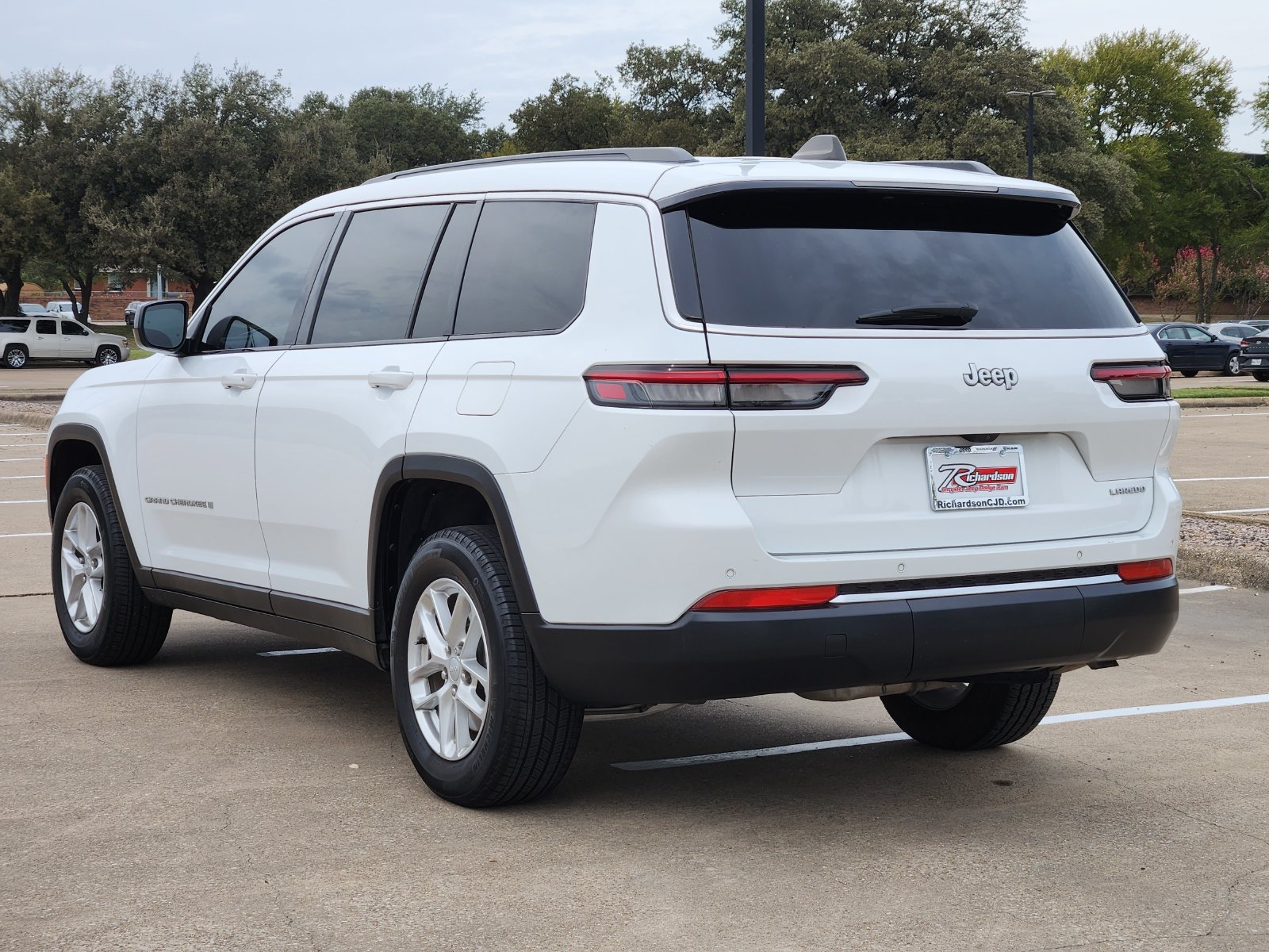 Used 2025 Jeep Grand Cherokee L Laredo w/ Luxury Tech Group I RWD image 4