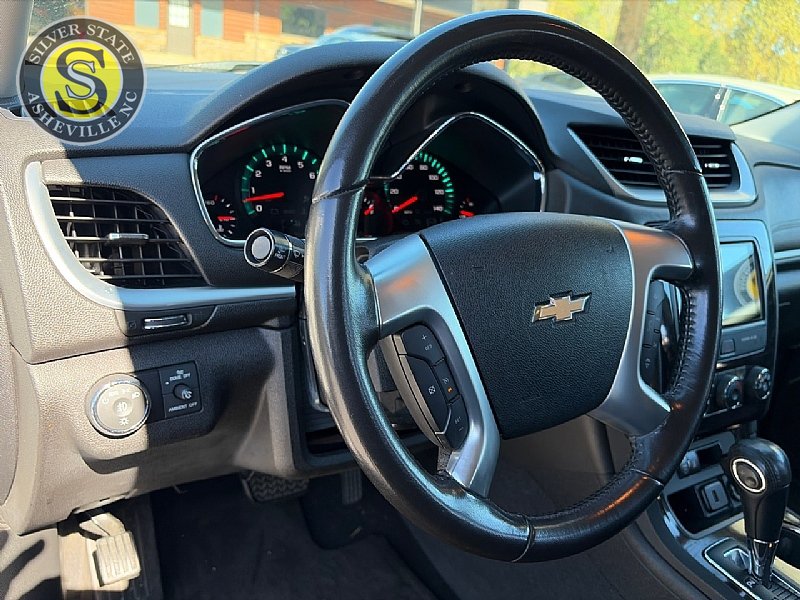 Used 2017 Chevrolet Traverse LT FWD image 25