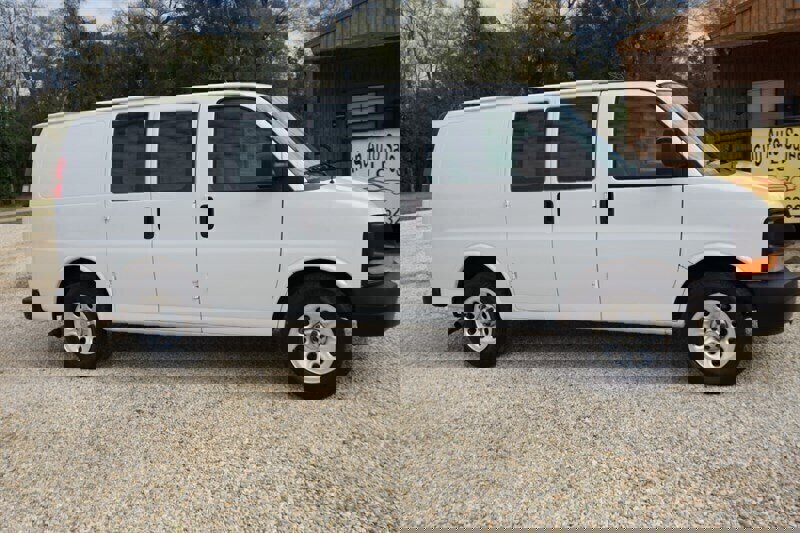 Used 2010 Chevrolet Express 1500 image 15