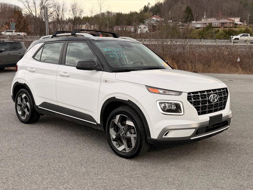 Used 2025 Hyundai Venue Limited image 13