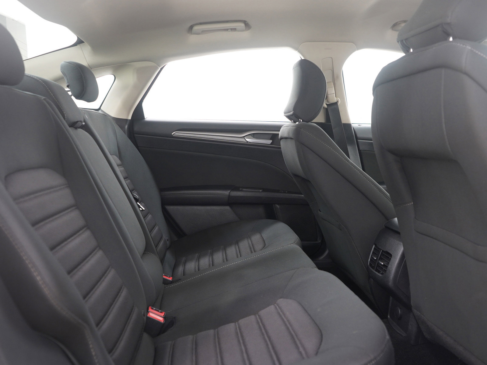 Used 2017 Ford Fusion SE w/ Fusion SE Technology Package image 12