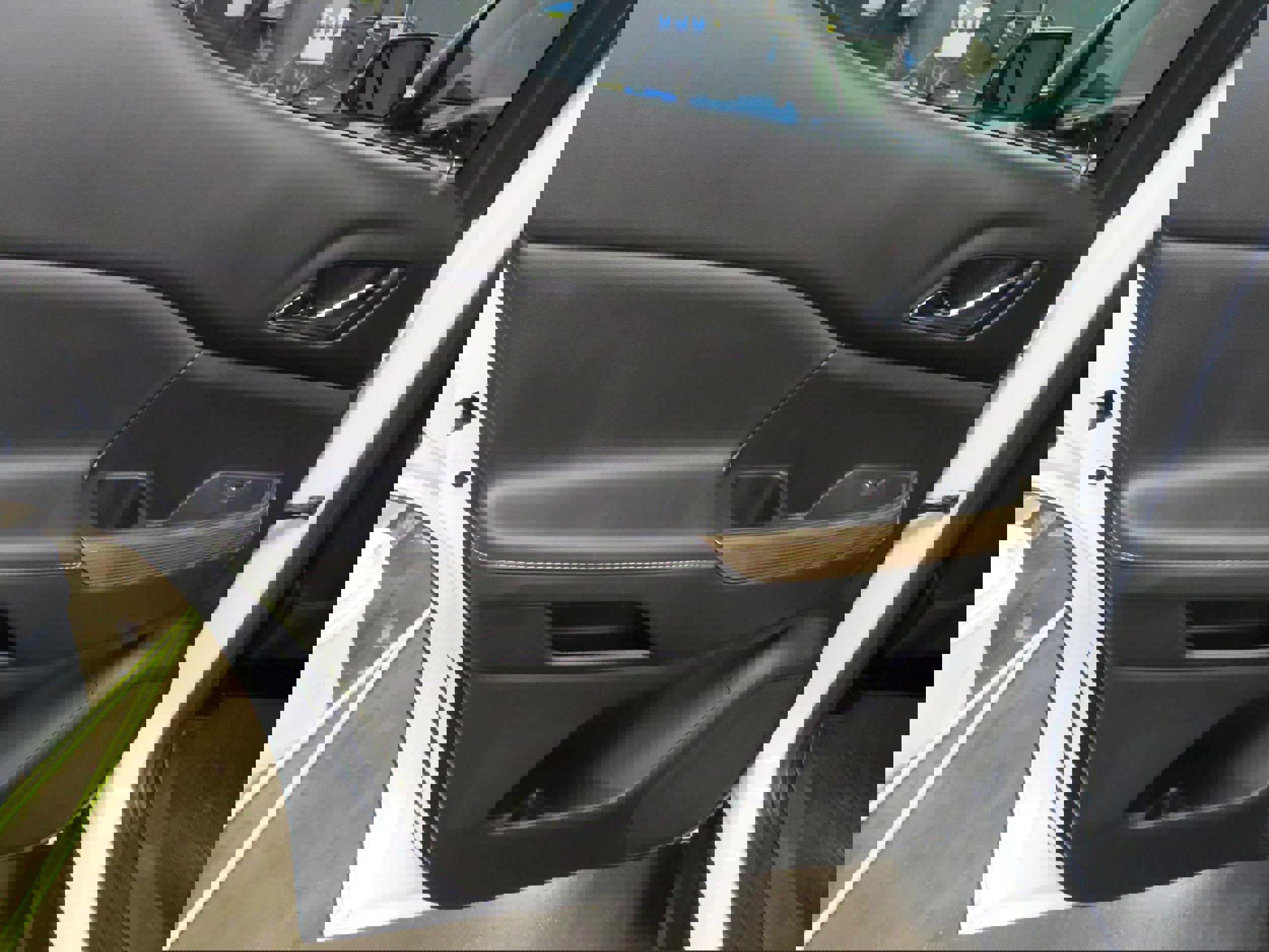 Used 2023 GMC Acadia SLE w/ Driver Convenience Package image 11