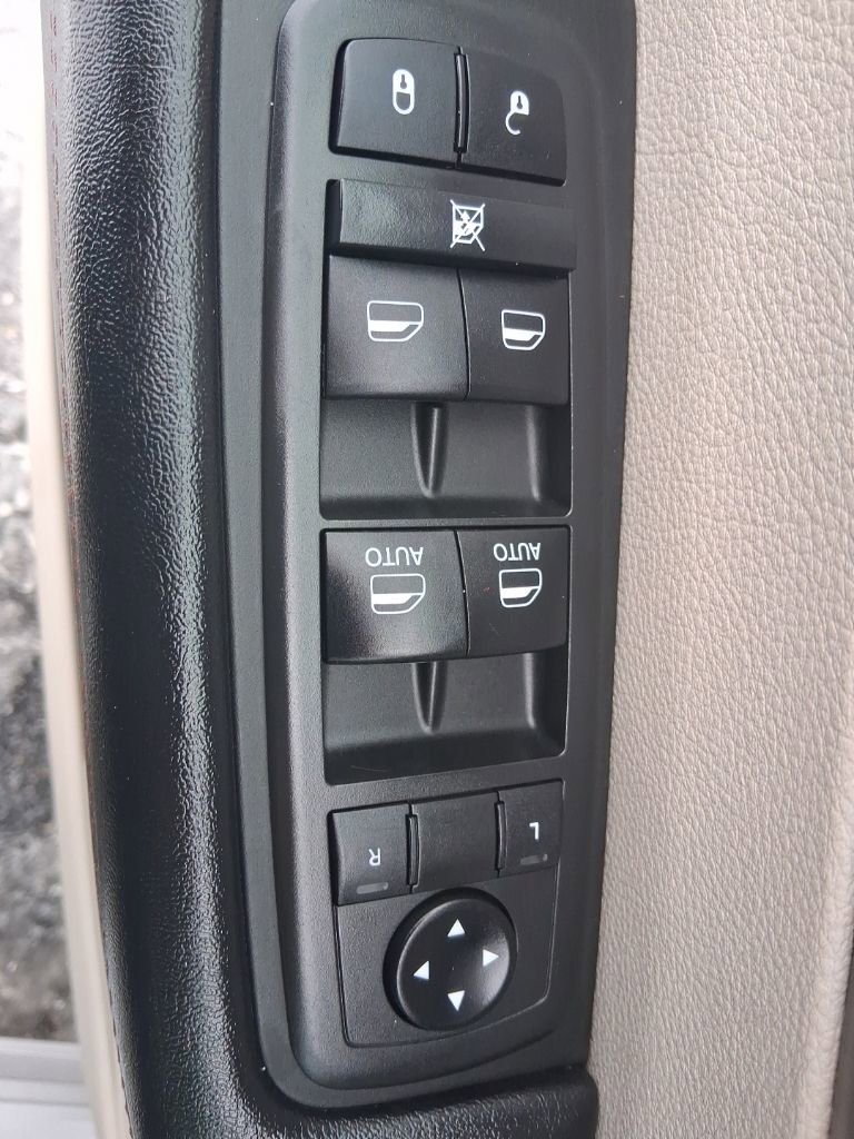 Used 2019 Chrysler Pacifica Touring-L image 22