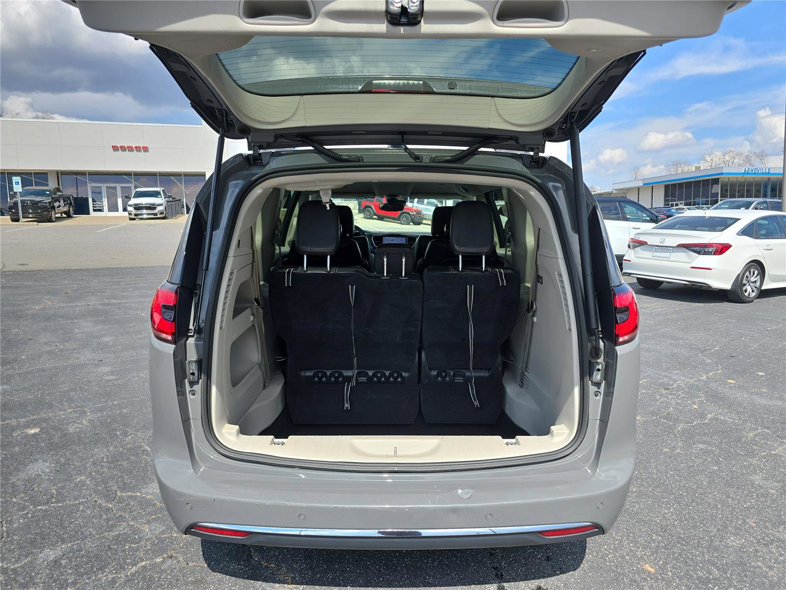 Used 2022 Chrysler Pacifica Touring-L image 5