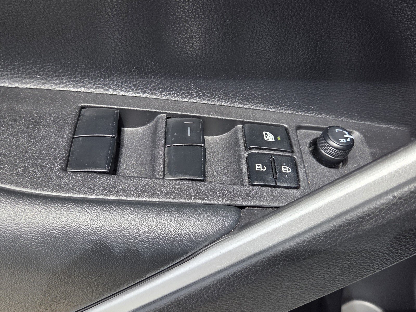 Certified 2025 Toyota Corolla Cross LE FWD image 15