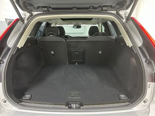 Used 2025 Volvo XC60 B5 Plus image 13