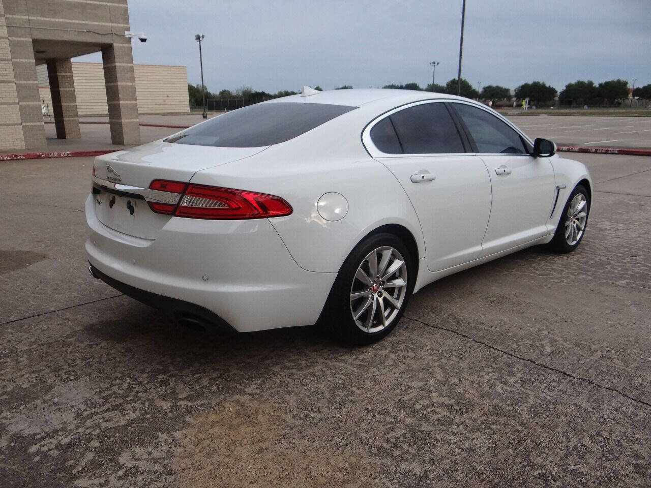 Used 2015 Jaguar XF Premium image 4
