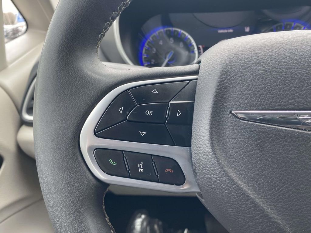 Used 2024 Chrysler Pacifica Touring-L image 19